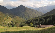 52 Scendendo verso Ornica, sullo sfondo il Pizzo di Cusio...